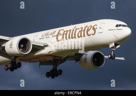 Un Boeing 777 nei secondi finali di un lungo viaggio da Dubai, visto qui su brevissima finale a Manchester la pista 23r. Foto Stock