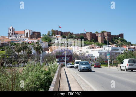 Il castello di Silves si affaccia sulla città di Algarve Portogallo meridionale Foto Stock