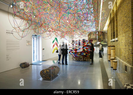 Serpentine Sackler Galleria Esposizioni: Pascale Marthine Tayou: boomerang. (Londra, Regno Unito) Foto Stock