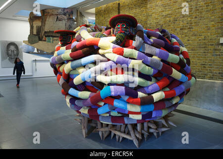 Serpentine Sackler Galleria Esposizioni: Pascale Marthine Tayou: boomerang. (Londra, Regno Unito) Foto Stock