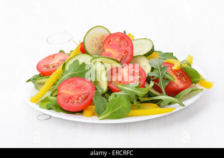 Insalata di verdure con pomodori, cetrioli, peperoni e erbe aromatiche Foto Stock