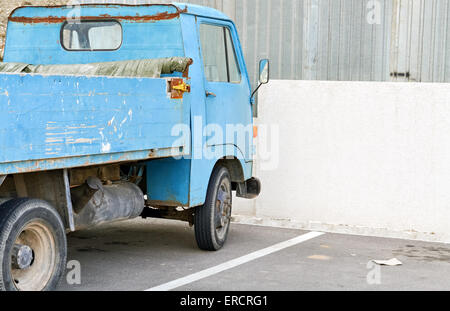 Vecchio abbandonato piccolo blu carrello in prossimità della zona di ricostruzione Foto Stock