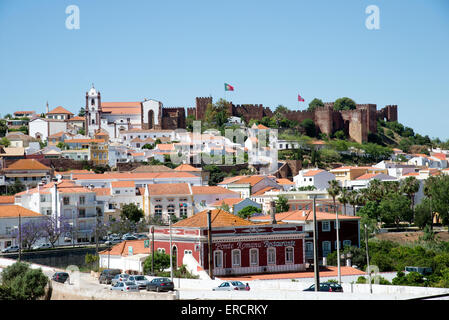 Castello di Silves sulla cima di una collina domina la città situata nella regione di Algarve del Portogallo meridionale Foto Stock