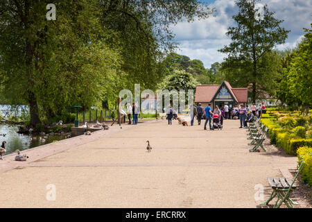 Il lungomare accanto alla mera a Ellesmere (noto come Shropshire's Lake District), Shropshire, Regno Unito Foto Stock