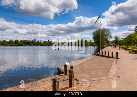 Il lungomare accanto alla mera a Ellesmere (noto come Shropshire's Lake District), Shropshire, Regno Unito Foto Stock