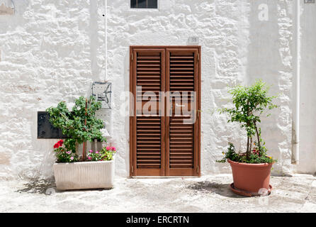 Porte chiuse e fiore-pot, Locorotondo, Puglia (Puglia), Italia Foto Stock