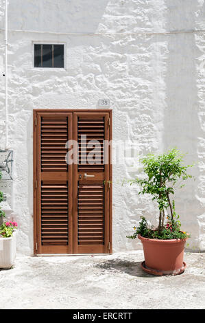 Porte chiuse e fiore-pot, Locorotondo, Puglia (Puglia), Italia Foto Stock