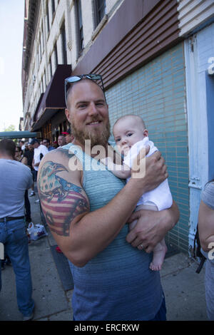 Padre con la 6 settimana di età neonato ragazza presso il Memorial Day Parade di Bay Ridge, Brooklyn, New York. Foto Stock