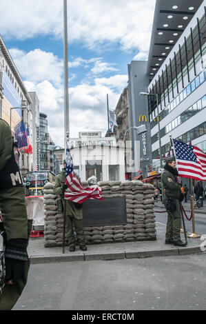 Il Checkpoint Charlie Berlino Germania truppe e mp a guardia ray Boswell Foto Stock