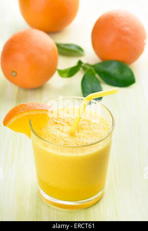 Bicchiere di frullato di arancione in vetro