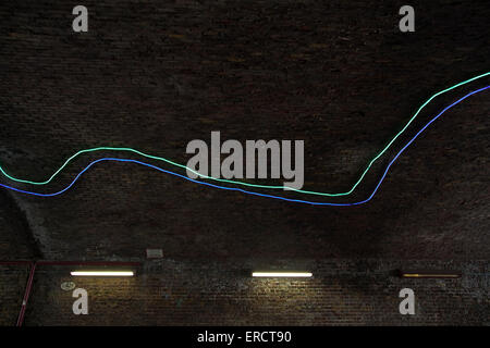 Flessibile di illuminazione al neon nel Tunnel - London REGNO UNITO Foto Stock