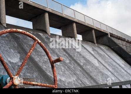 Serbatoio affollata Dam a Bodmin Moor Cornovaglia Foto Stock
