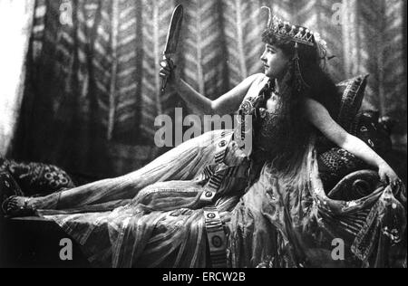 LILLIE LANGTRY (1853-1929) attrice e celebra la bellezza e la royal mistress. Qui come Cleopatra circa 1890 quando lei stava apparendo in London fase di produzione Foto Stock