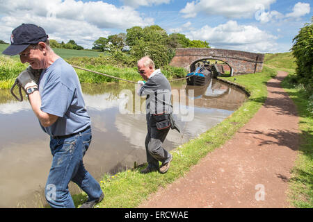 Arco tira un tradizionale butty narrowboat verso il basso il bloccaggio Tardebigge volo vicino a Bromsgrove, Worcestershire, England, Regno Unito Foto Stock