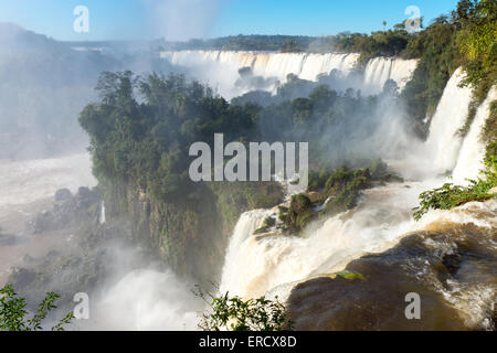 Le fantastiche Cascate di Iguassù al confine del Brasile con l'Argentina Foto Stock