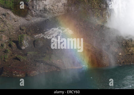 Un arcobaleno appare sopra le Cascate del Niagara. Foto Stock
