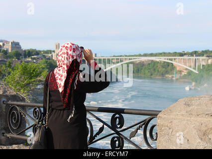 Donna ammirando le cascate. Foto Stock