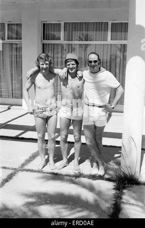 Giubilanti Derby County giocatori Alan Hinton, Alan Durban e Terry Hennessey celebrare durante una vacanza a Maiorca dopo aver ricevuto notizie che avevano vinto il titolo di campione di lega. 8 maggio 1972. Foto Stock