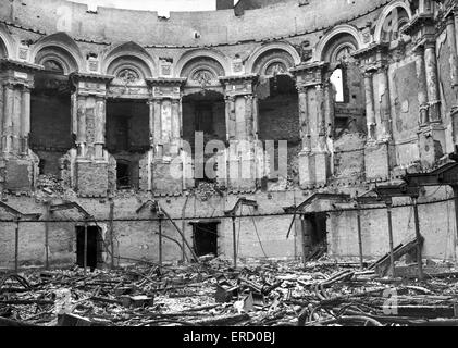 Vista interna che mostra il ha bombardato il guscio del Free Trade Hall edificio in Peter Street, Manchester, dopo essere stato colpito da bombe nemiche la notte del 23 dicembre 1940. Foto Stock