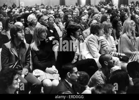 I Beatles frequentare lezioni di Maharishi Mahesh Yogi presso l'Hotel Hilton on Park Lane, Londra, 24 agosto 1967. Paul McCartney, Jane Asher, Mike McGear, John Lennon, Cynthia Lennon, Tortino Harrison, George Harrison. Foto Stock