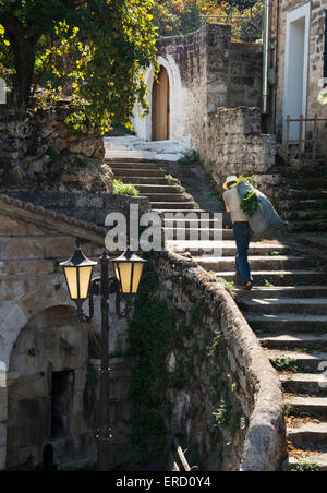 Scena di strada nel villaggio di Proastio, vicino a Kardamyli nelle mani esterna, sud del Peloponneso, della Grecia. Foto Stock