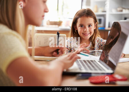 Sorelle di trascorrere del tempo insieme con il computer a casa Foto Stock