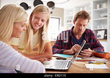 Figlia aiutando i suoi genitori con la nuova tecnologia Foto Stock