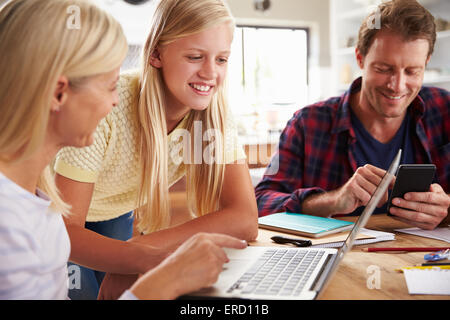 Figlia aiutando i suoi genitori con la nuova tecnologia Foto Stock