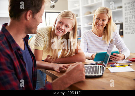 Figlia aiutando i suoi genitori con la nuova tecnologia Foto Stock