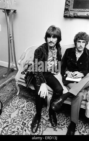 I Beatles, premere il lancio del nuovo album, "GT. Pepper's Lonely Hearts Club Band" il loro ottavo album in studio, nel disegno stanza a 24 Chapel Street, Belgravia Londra, 19 maggio 1967. George Harrison. Foto Stock