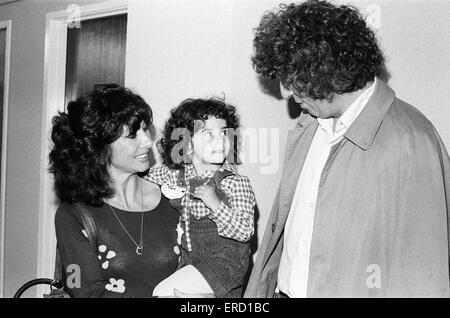 L'attrice Carole Ann Ford chi ha interpretato il ruolo di Susan Foreman Dr Who's grand figlia . Visto qui con sua figlia Tara di età compresa tra i 3 e i 4 Medico, attore Tom Baker a un medico che convenzione 13 agosto 1978. Foto Stock