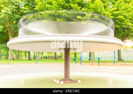 Otturatore lento sulla rotatoria del Parco Foto Stock