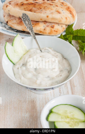Raita un menta e salsa di cetriolo fatta con yogurt Foto Stock