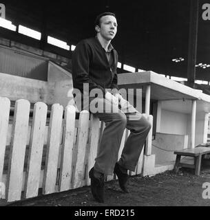 Nobby montanti Preston North End è di nuovo la firma dal Manchester United visto qui durante un'intervista con il Daily Mirror sports reporter Frank McGhee. Xx Marzo 1963 Foto Stock