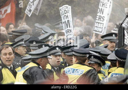 Timex sciopero 17 Maggio 1993. La Timex sciopero è stato una delle principali controversie industriali che ha avuto luogo a Dundee in Scozia nel 1993. La controversia che era degno di nota per il suo livello di picket-line violenza ha comportato la chiusura dell'impianto di Timex in città dopo 47 ye Foto Stock