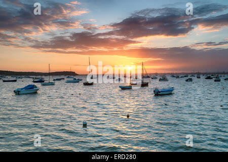 Tramonto sul porto di Poole nel Dorset, guardando fuori a Brownsea Island da banchi di sabbia Foto Stock