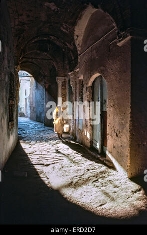 Le donne in una strada coperta nella medina di Tunisi, Tunisia, Nord Africa Foto Stock