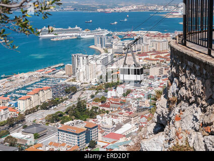 Vista della città di Gibilterra e funivia vicino alla parte superiore della roccia di Gibilterra Foto Stock