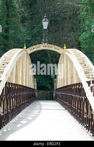 Documentario di immagini da Matlock Bath nel Derbyshire che mostra il Giubileo ponte che attraversa il fiume Derwent Foto Stock