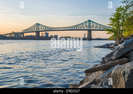 Jacques Cartier bridge da Saint Helen's Island, Montreal, al tramonto (Canada) Foto Stock