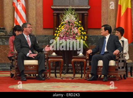 Il Segretario alla difesa degli Stati Uniti Ashton Carter incontra il presidente vietnamita Truong Tan Sang Giugno 1, 2015 ad Hanoi, Vietnam. Foto Stock