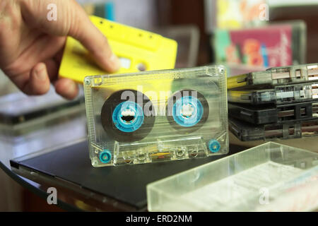 Mano con cassetta audio Foto Stock
