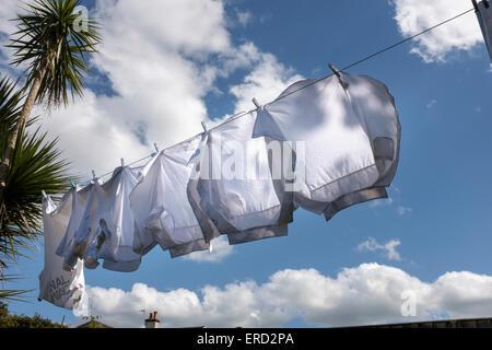 Vestiti di bianco sulla linea di lavaggio Foto Stock