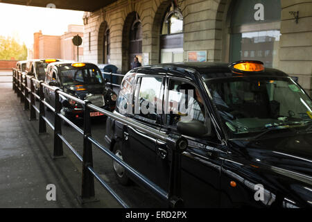 London Black Cabs in attesa in linea, la stazione di Waterloo, London, Regno Unito Foto Stock