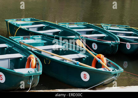 Documentario di immagini da Matlock Bath nel Derbyshire della riga vuota barche sul fiume Derwent Foto Stock