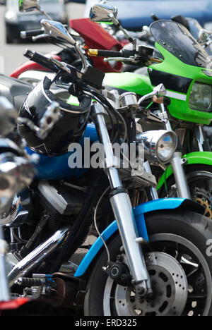 Documentario di immagini da Matlock Bath nel Derbyshire mostra moto parcheggiata da marciapiede. Foto Stock