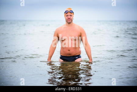 Simon Cooke (47) da Brighton, torna dal suo quotidiano allenamento gita come egli si prepara a nuotare al Canale Inglese. Foto Stock