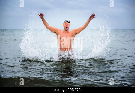 Simon Cooke (47) da Brighton, torna dal suo quotidiano allenamento gita come egli si prepara a nuotare al Canale Inglese. Foto Stock