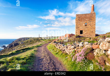 Lungo la costa sud occidentale il percorso come passa il Wheal Owles Casa del motore in corrispondenza di Botallack vicino Land's End in Cornovaglia Foto Stock