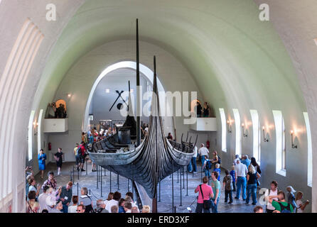 Oslo, Norvegia. Il Museo della Nave Vichinga (Vikingskipshuset på Bygdøy). La Oseberg longship è datata a circa 800 D.C. Foto Stock
